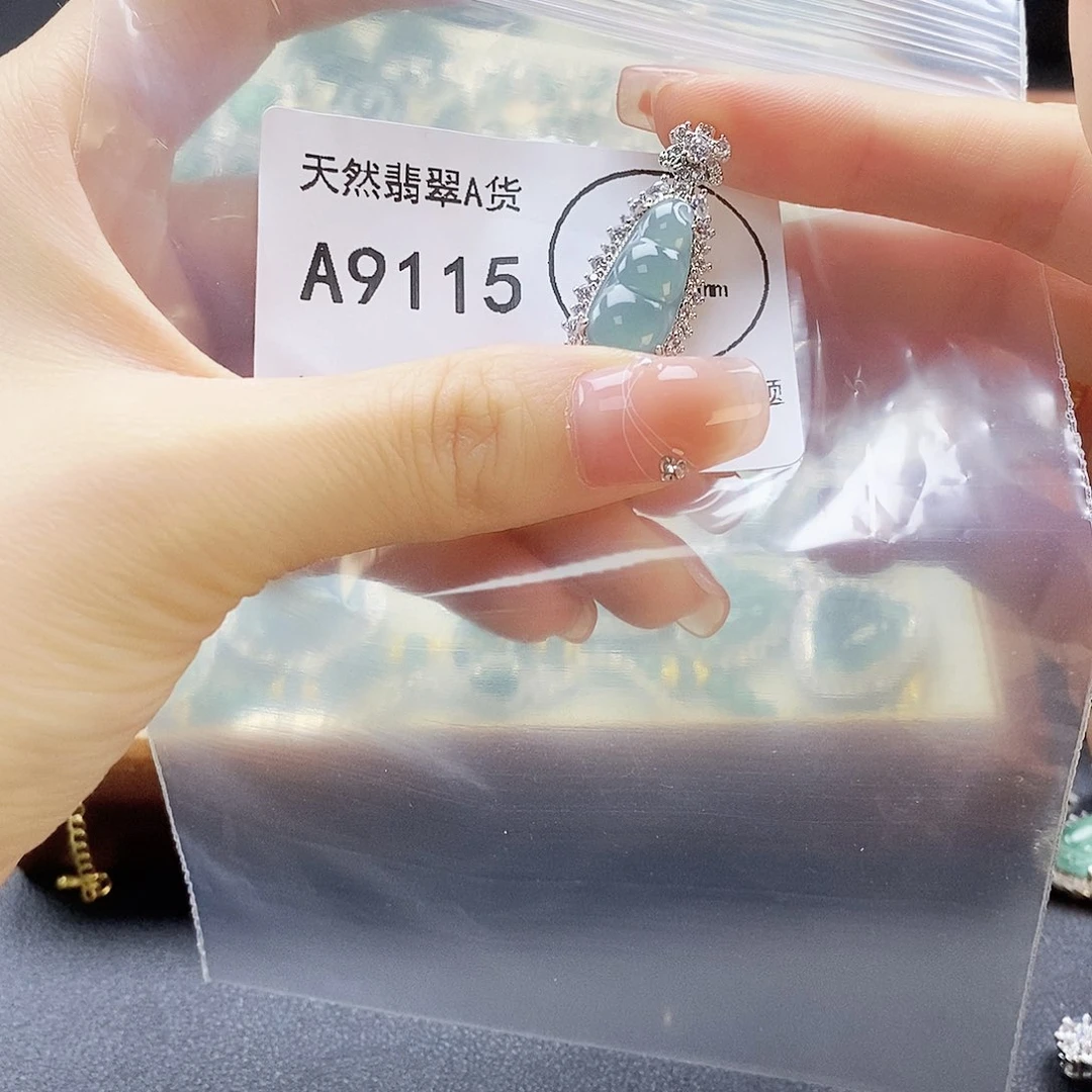 翡翠未镶嵌吊坠(赠链)