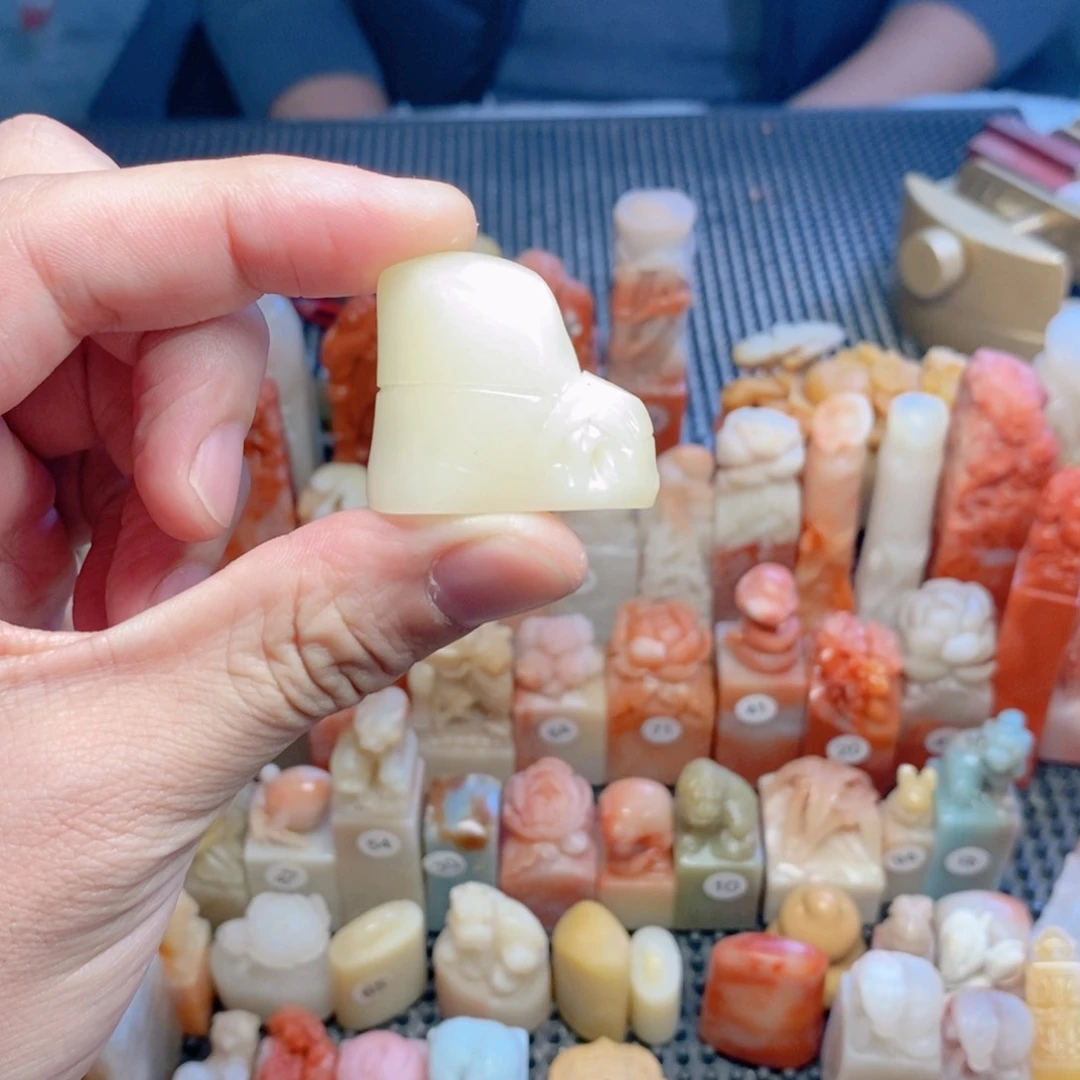 寿山石印石上****）手工篆刻