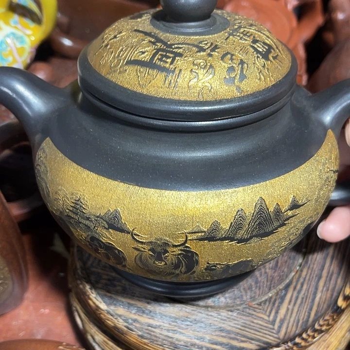 茶壶紫砂原矿泥料手工制作的一把紫砂壶。