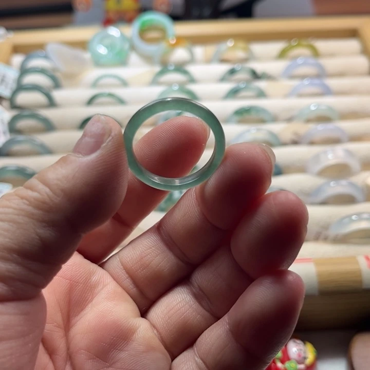 翡翠未镶嵌戒指蓝水