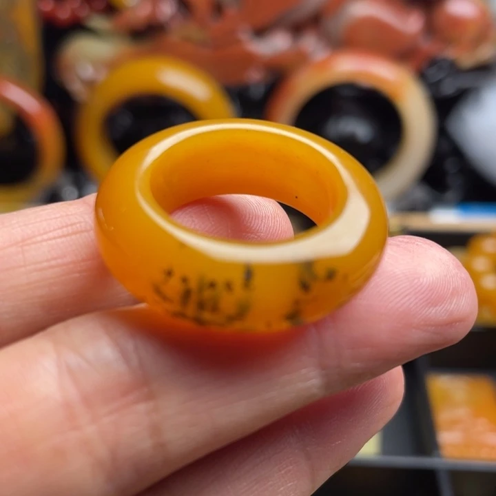 未镶嵌石英质玉（黄龙玉）颈饰