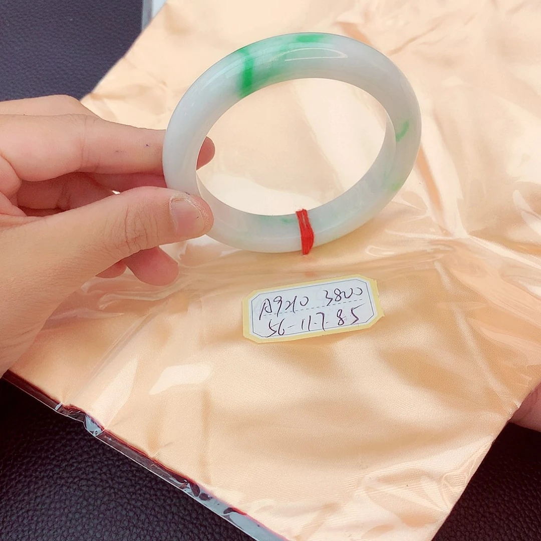 翡翠手镯未镶嵌我