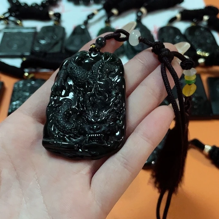 翡翠颈饰未镶嵌小***啦