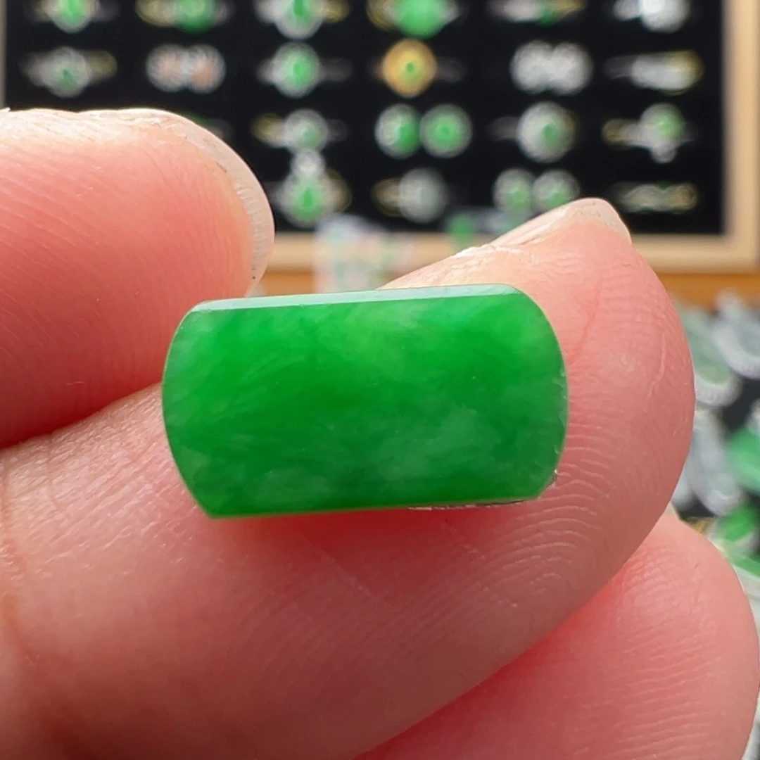 翡翠未镶嵌颈饰马鞍