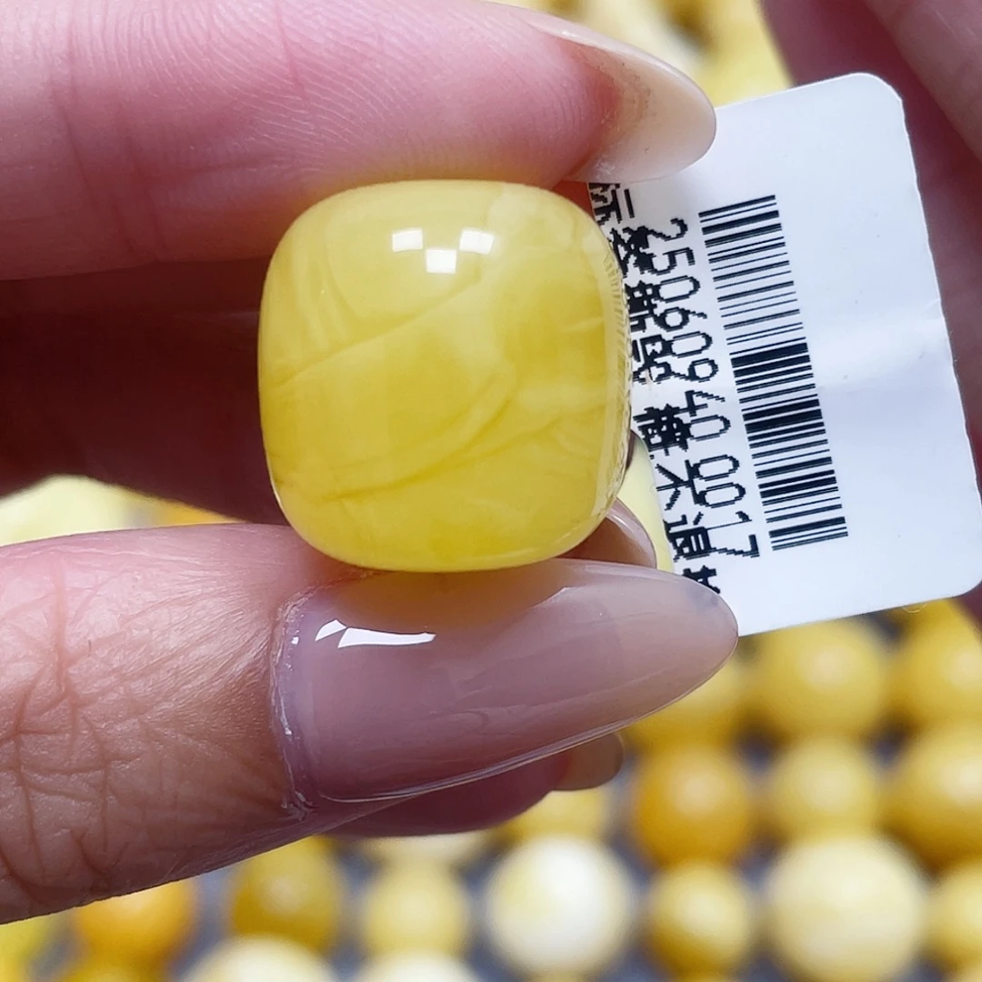 蜜蜡未镶嵌裸石17*17.4mm瑕