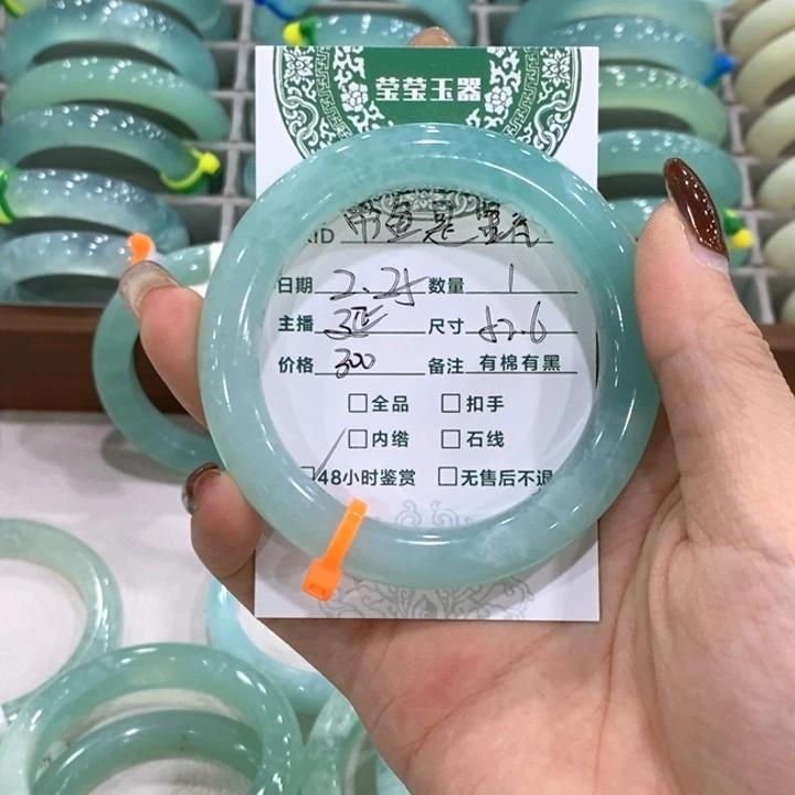 蛇纹石玉手镯未镶嵌带****的