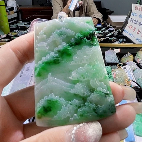 翡翠未镶嵌颈饰一个