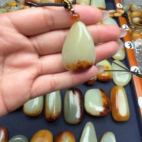 和田玉颈饰未镶嵌