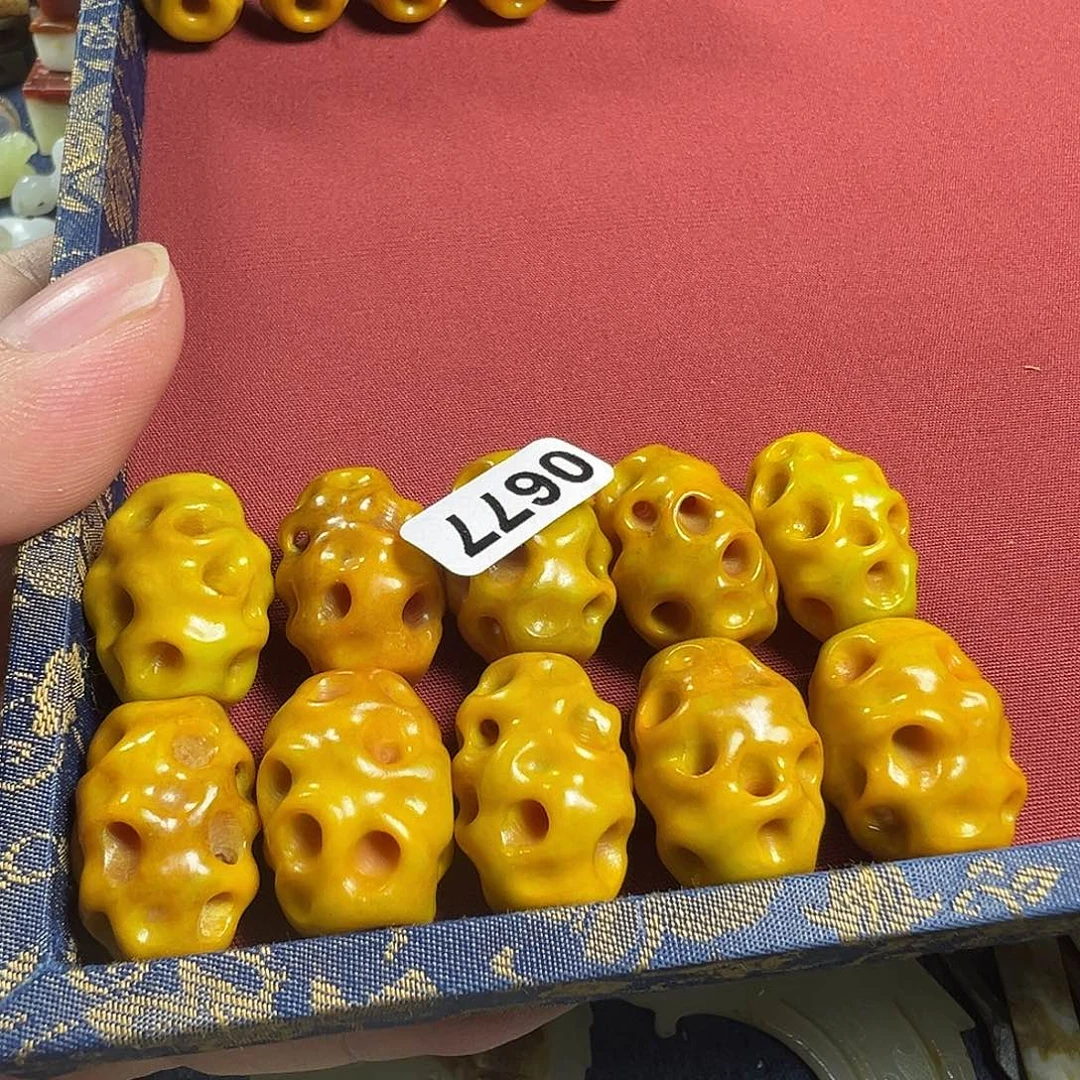 帅***）和田玉（黄玉）未镶嵌颈饰