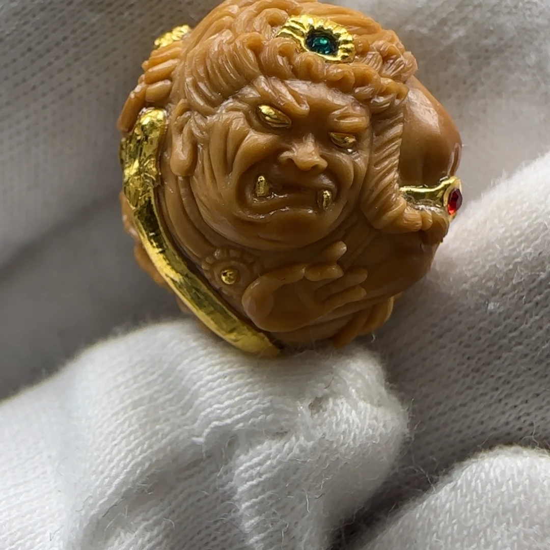 吊坠猴头核桃不动明王镶嵌24k