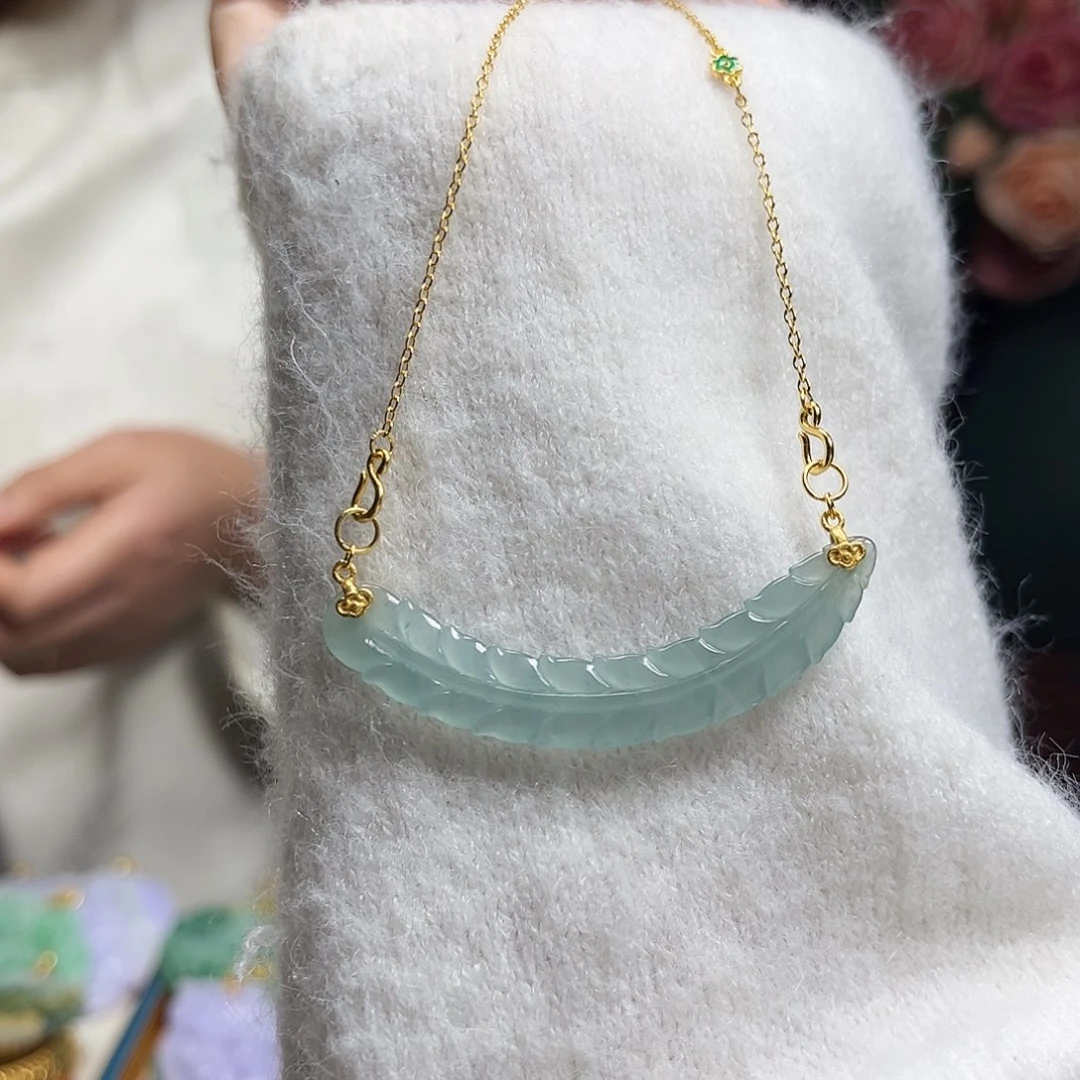 翡翠颈饰未镶嵌羽毛弯弯