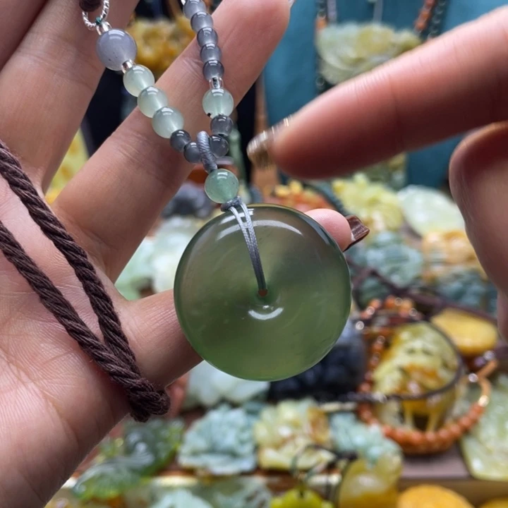 蛇纹石玉未镶嵌颈饰