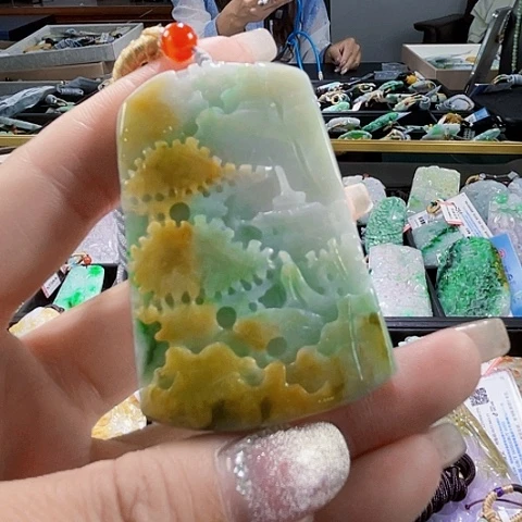 颈饰未镶嵌翡翠一个