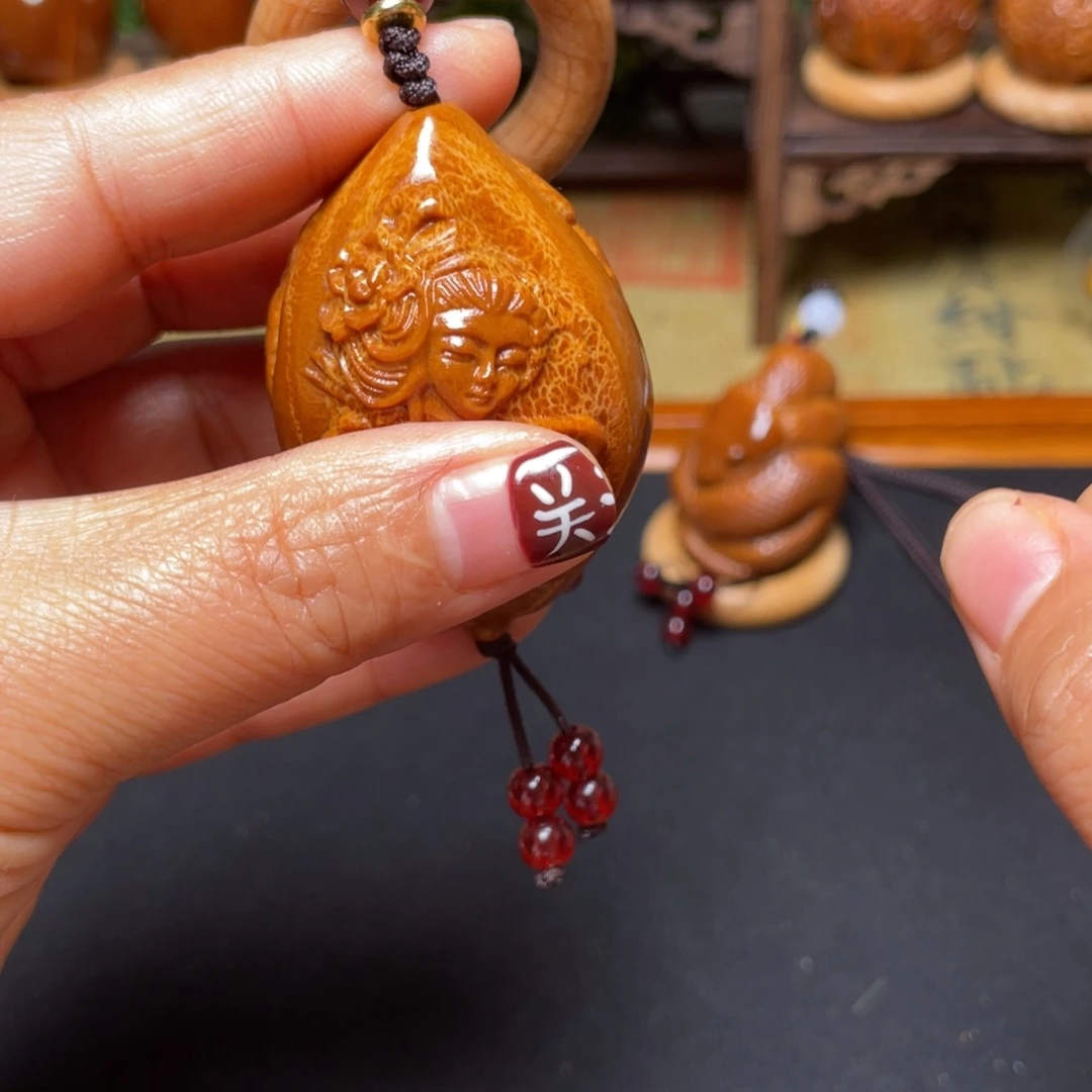 橄榄核吊坠美女三年