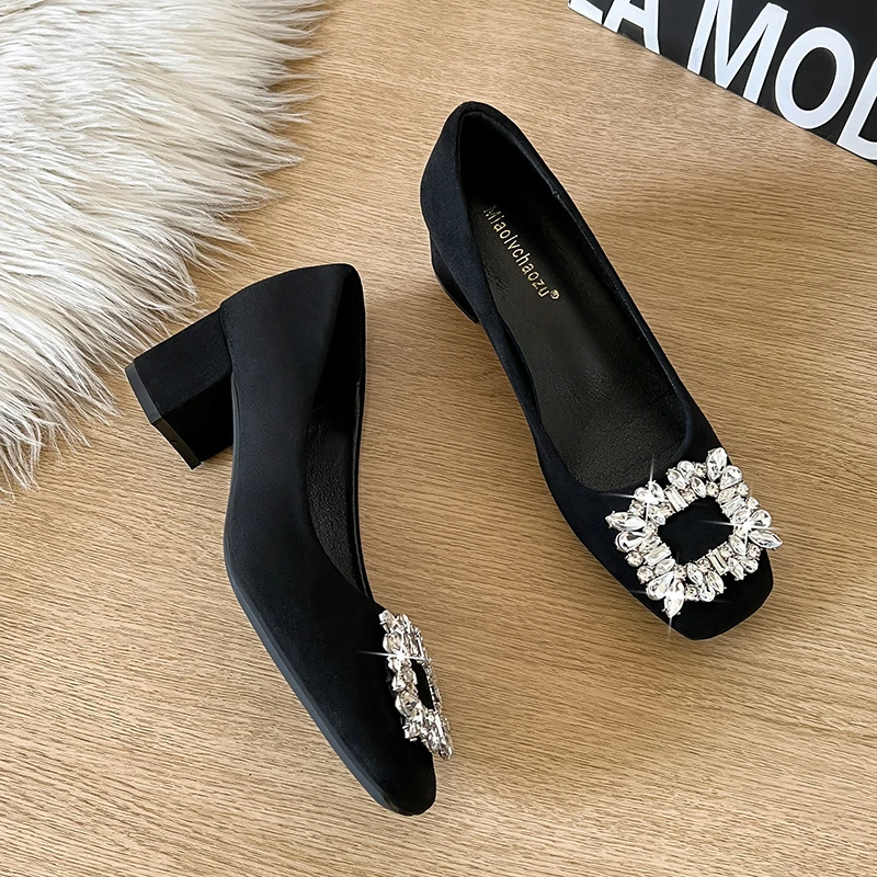 2025今年流行鞋子女款秋冬高跟鞋女粗跟水钻方扣单鞋加绒方头工鞋