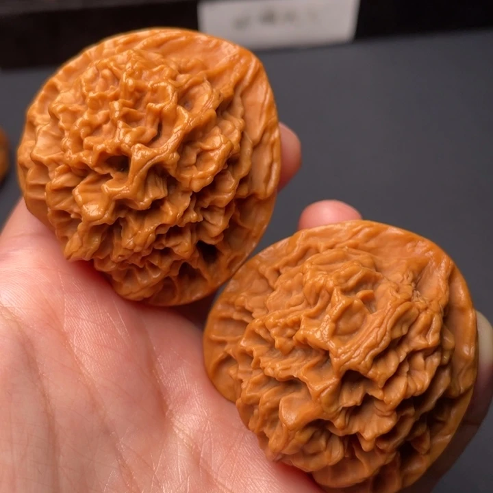 文玩核桃把件秦岭野生文玩核桃