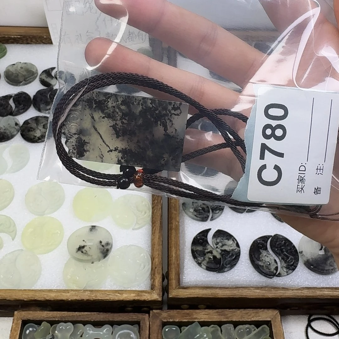 陳***。蛇纹石玉未镶嵌吊坠