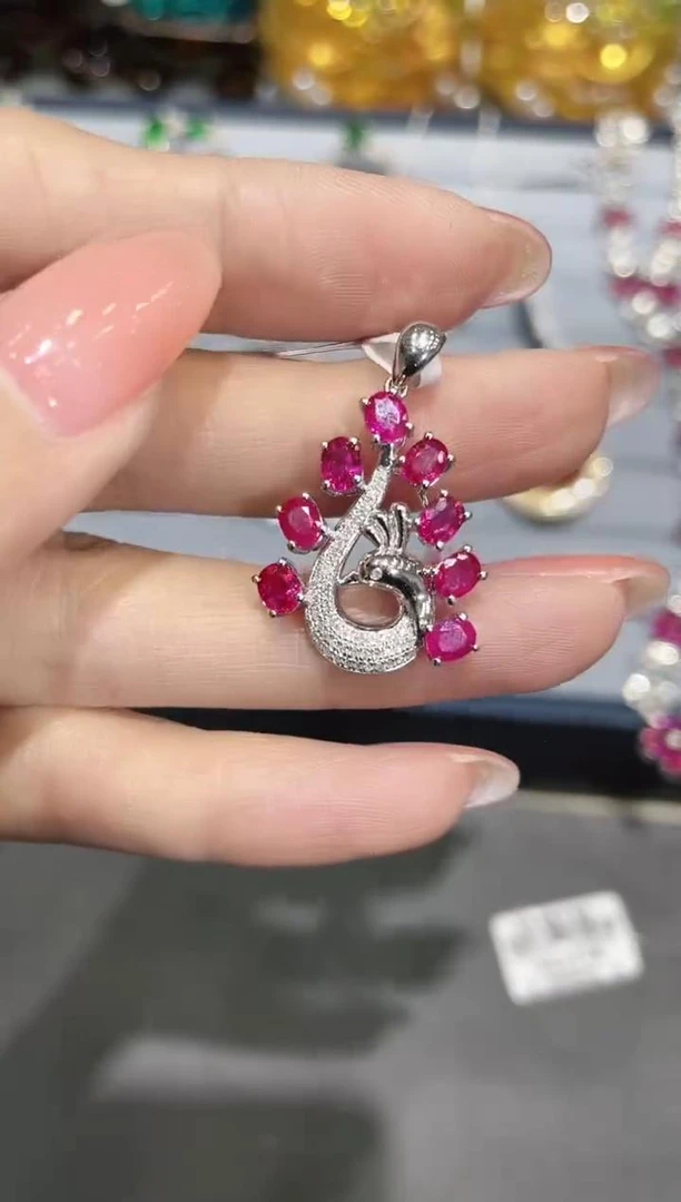 18K金镶嵌天然缅甸红宝石吊坠孔雀款