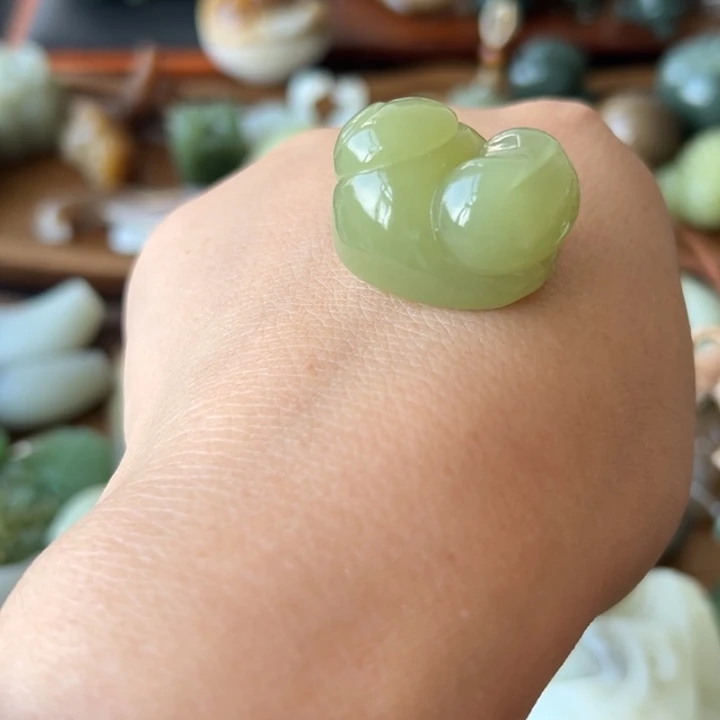 和田玉未镶嵌颈饰迷**花