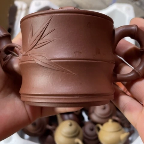 紫砂壶上画出许多图案花纹精美