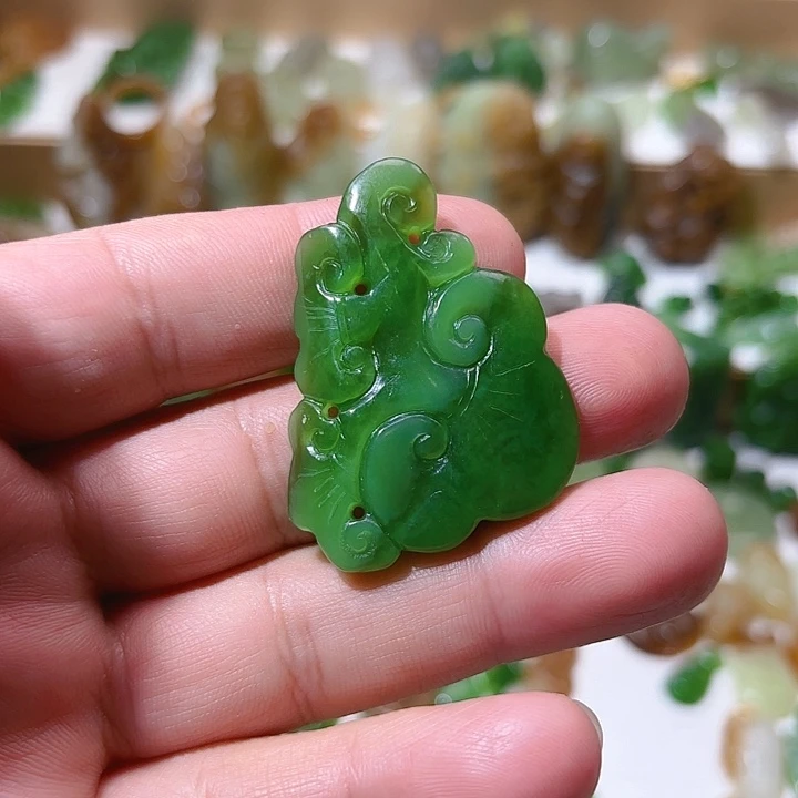 颈饰未镶嵌和田玉（碧玉）