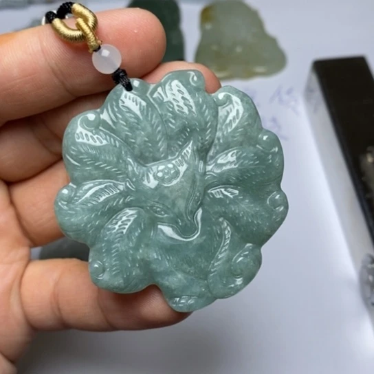 L****翡翠未镶嵌颈饰翡翠