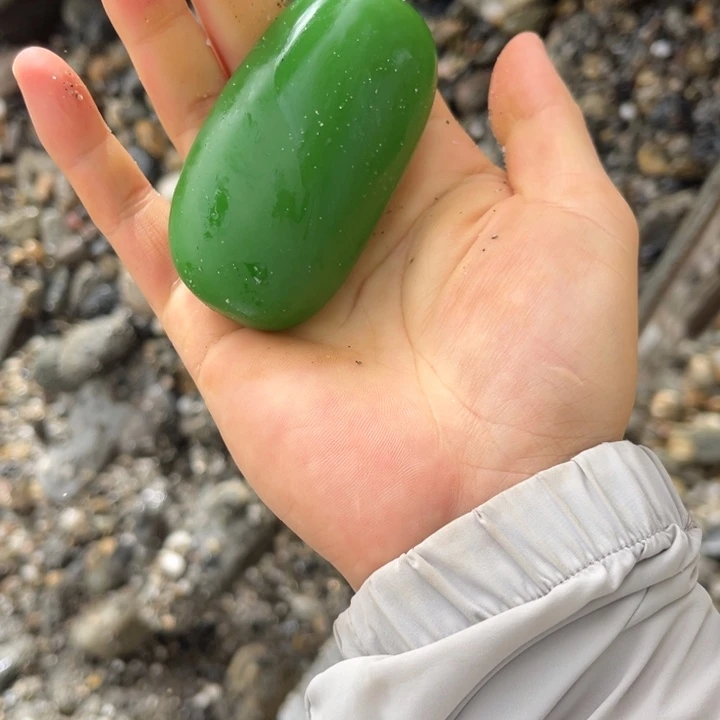 未镶嵌石英质玉车挂