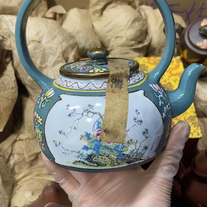 紫砂茶壶原矿泥料，手工制作的一把紫砂壶。