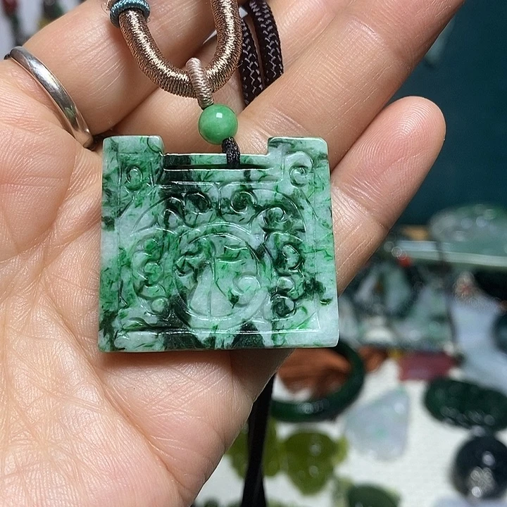 翡翠未镶嵌吊坠(赠链)