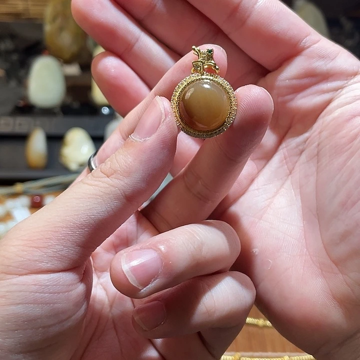 颈饰未镶嵌和田玉吊坠