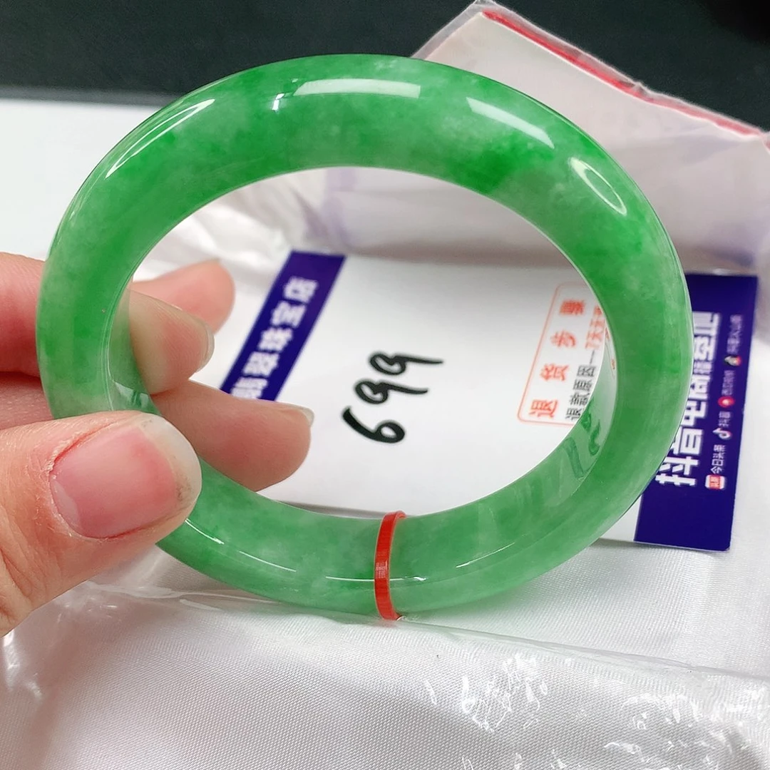 翡翠手镯未镶嵌翡翠