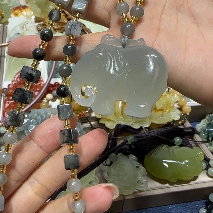 蛇纹石玉吊坠未镶嵌