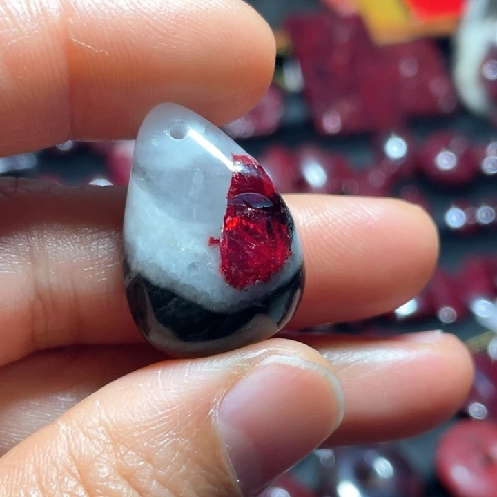 天然辰砂原石吊坠