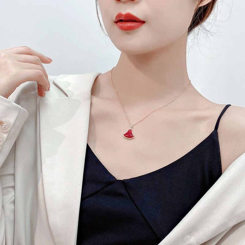 钛钢项链 S10轻奢小裙子扇形吊坠项链简约气质时尚锁骨链