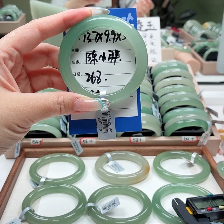 陈***胖石英质玉未镶嵌手镯
