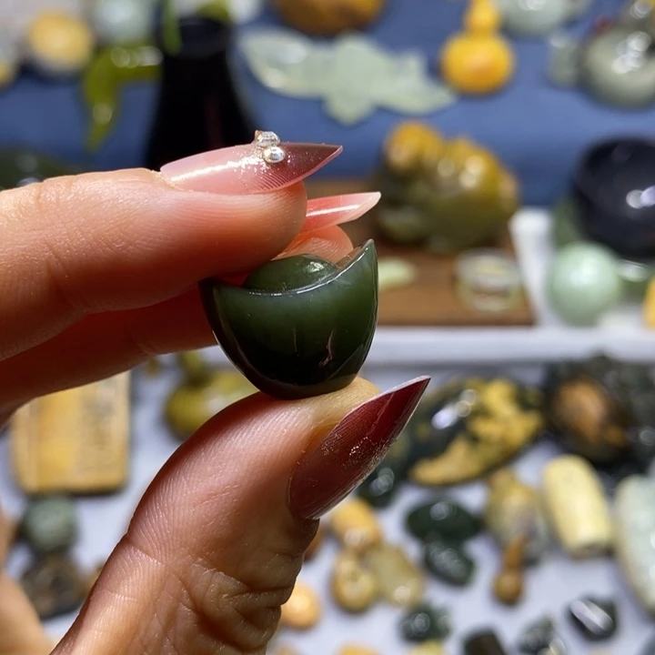 透闪石质玉未镶嵌挂件