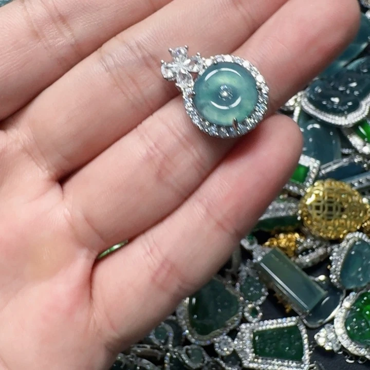 翡翠未镶嵌颈饰天然A货翡翠放漏