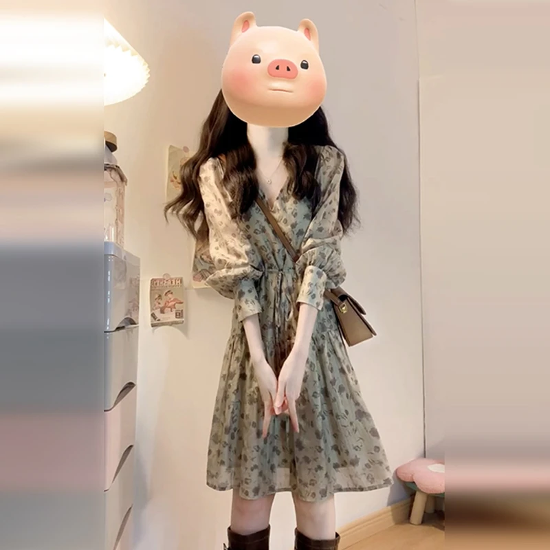 茶歇法式v领碎花长袖连衣裙子女早春季2025新款气质内搭收腰短裙