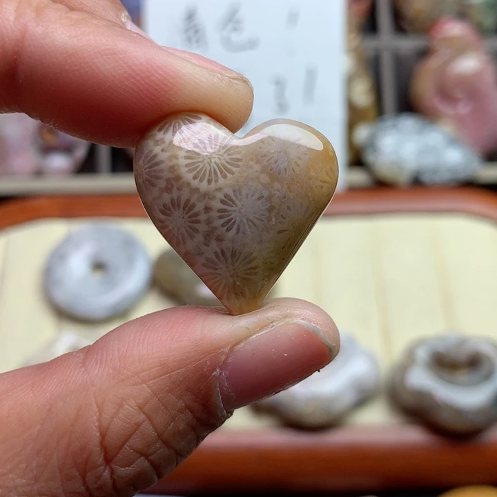 硅化珊瑚（珊瑚玉）颈饰足银镀金镶嵌