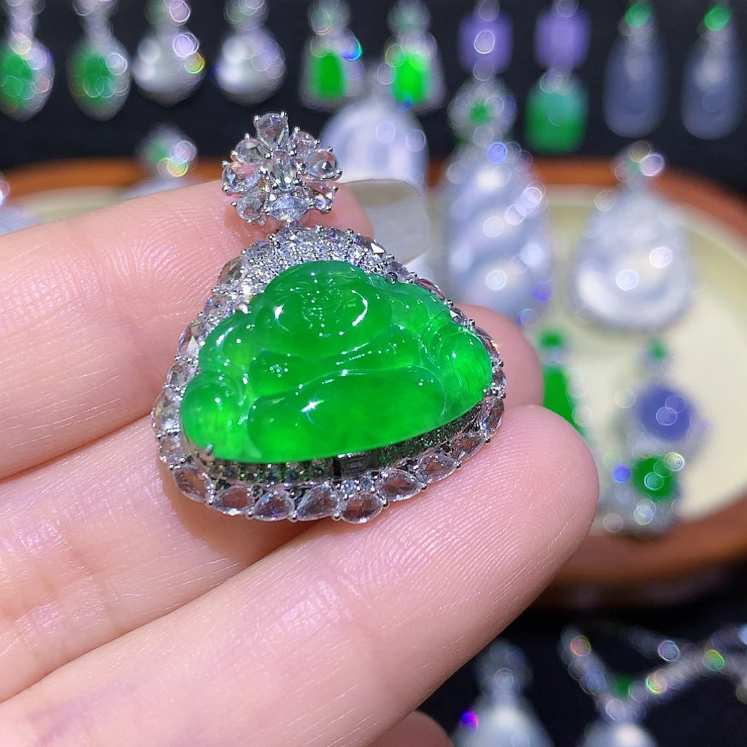 颈饰18K金镶嵌翡翠高冰满绿佛公一刀切