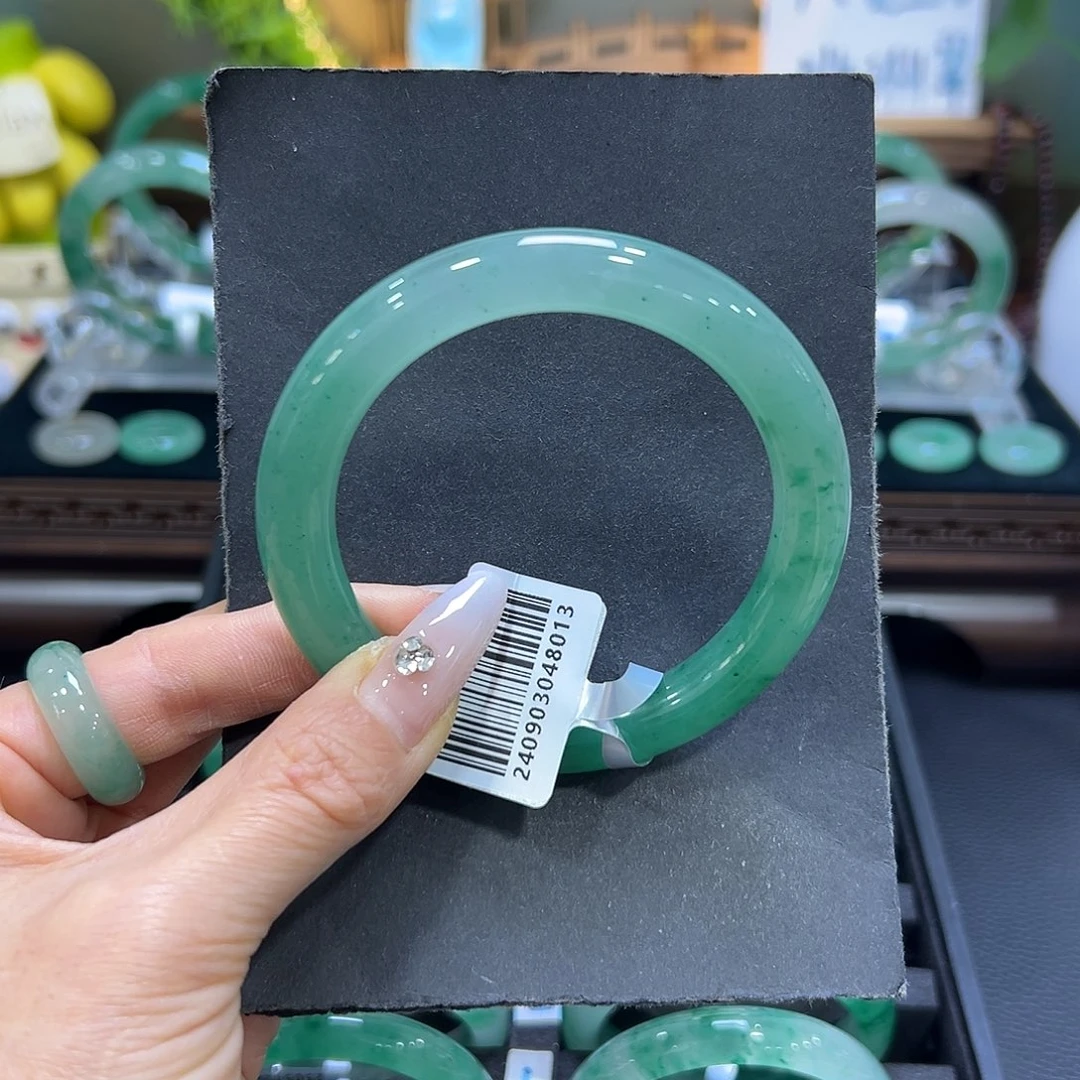 郁****石英质玉（非洲翠）未镶嵌手镯