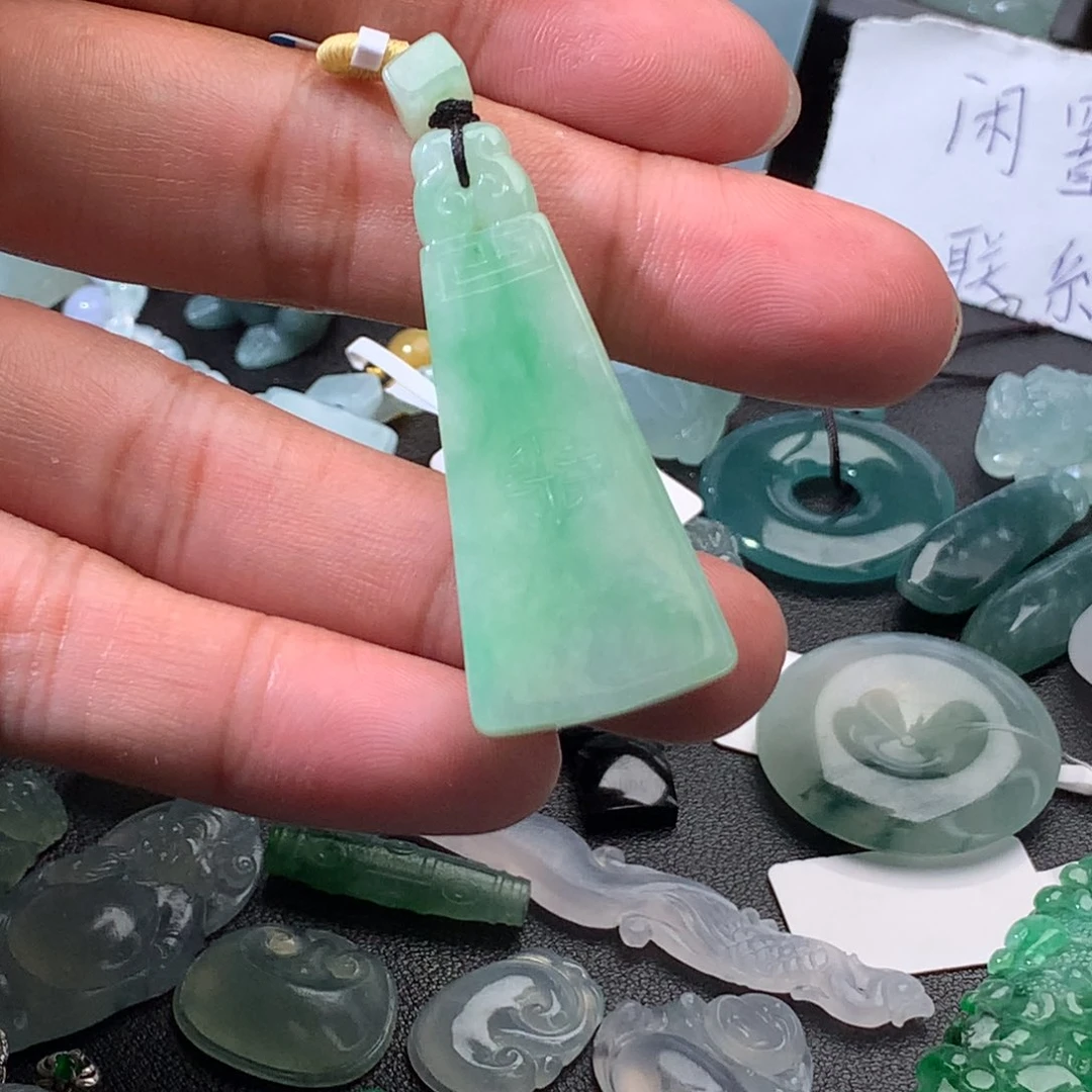 颈饰未镶嵌翡翠挂件