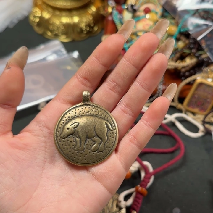 泥塑少**袁……………………………………