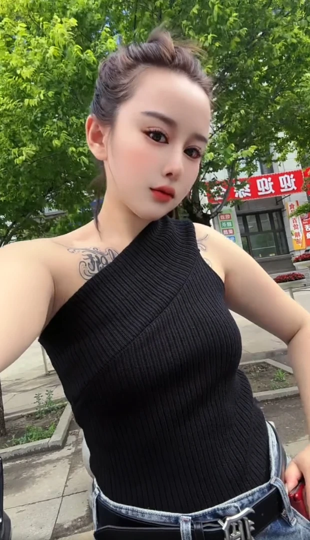 法式斜肩挂脖针织背心女夏外穿2025新款修身辣妹露肩无袖上衣