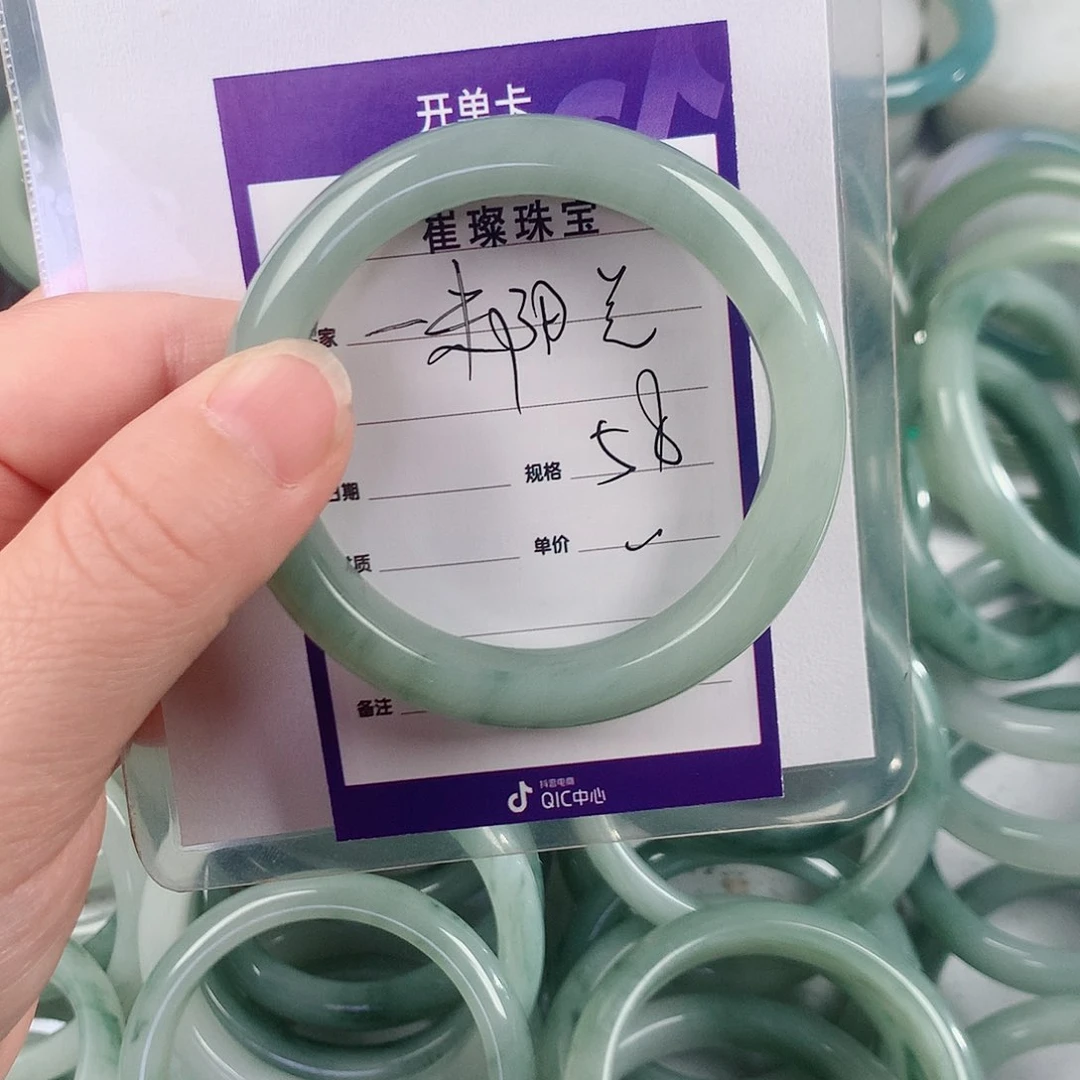 未镶嵌手镯石英质玉（金丝玉）一**光