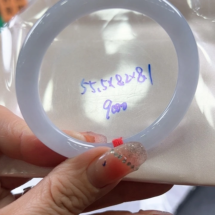 翡翠手镯未镶嵌水润细腻