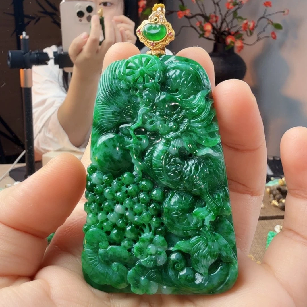 翡翠未镶嵌吊坠(赠链)