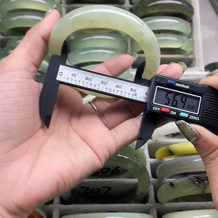 蛇纹石玉未镶嵌手镯311