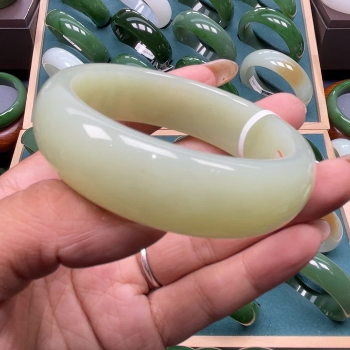 和田玉未镶嵌手镯