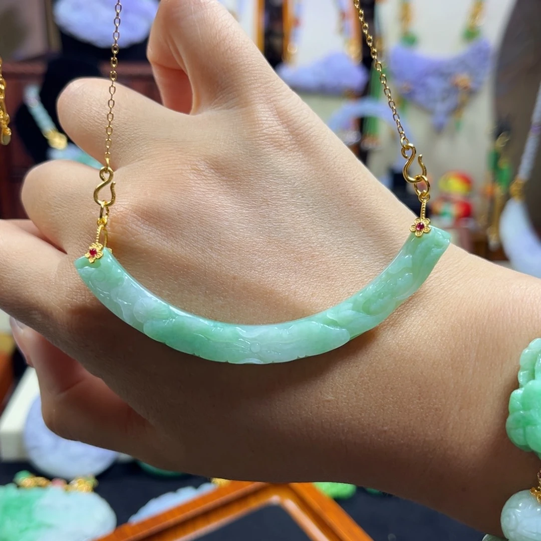 翡翠未镶嵌吊坠(赠链)冰绿